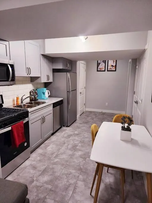 Deluxe 2 Bedroom Suite With*Netflix/Cable/Prime Edmonton Canadá
